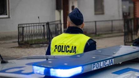 Usłyszeli wołanie o pomoc. Policjanci z Lubina uratowali kobietę z dymiącego mieszkania, zdj. ilustracyjne