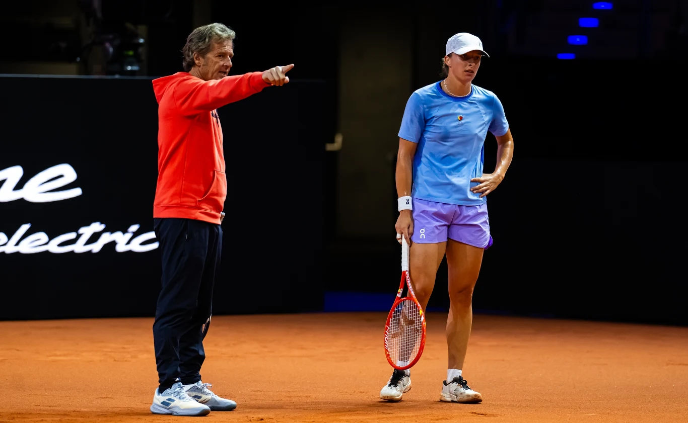 Francisco Roig i Iga Świątek w Stuttgarcie Trener w czerwonej bluzie energicznie wskazuje kierunek, obok stoi tenisistka w sportowym stroju z rakietą w ręce na kortcie ziemnym, skupiona i gotowa do dalszej gry.