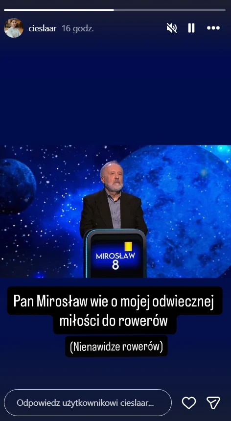 Zuzanna Cieślar skomentowała pytanie o sobie w "Jednym z dziesięciu" Mężczyzna stojący za pulpitem z napisem „Mirosław 8” na tle niebieskiej, kosmicznej scenerii z planetami; na ekranie widoczny ironiczny napis o niechęci do rowerów.