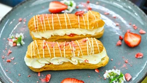 Eklerki z kremem z białej czekolady i truskawkami z przepisu Karoliny Stolarskiej-Bigos