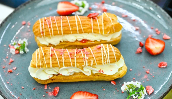 Eklerki z kremem z białej czekolady i truskawkami z przepisu Karoliny Stolarskiej-Bigos