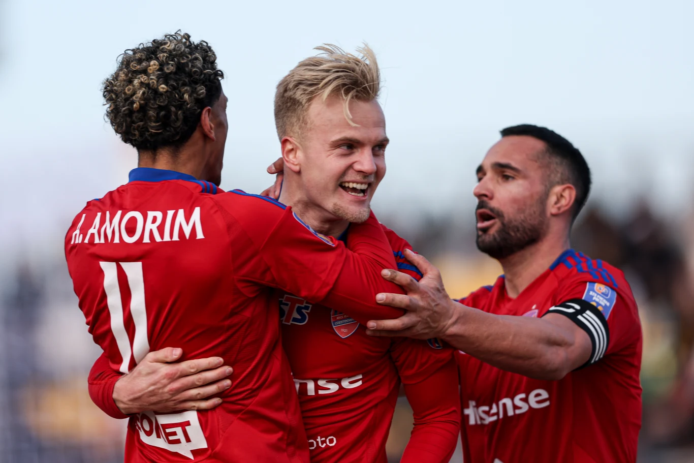 Adriano Amorim, Jonatan Braut Brunes oraz Ivi Lopez Adriano Amorim, Jonatan Braut Brunes i Ivi Lopez świętują gola w czerwonych koszulkach Rakowa na boisku.