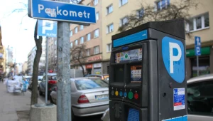 Przycisk "bułka" na parkometrze pozwala na darmowe parkowanie przez krótki, wyznaczony czas