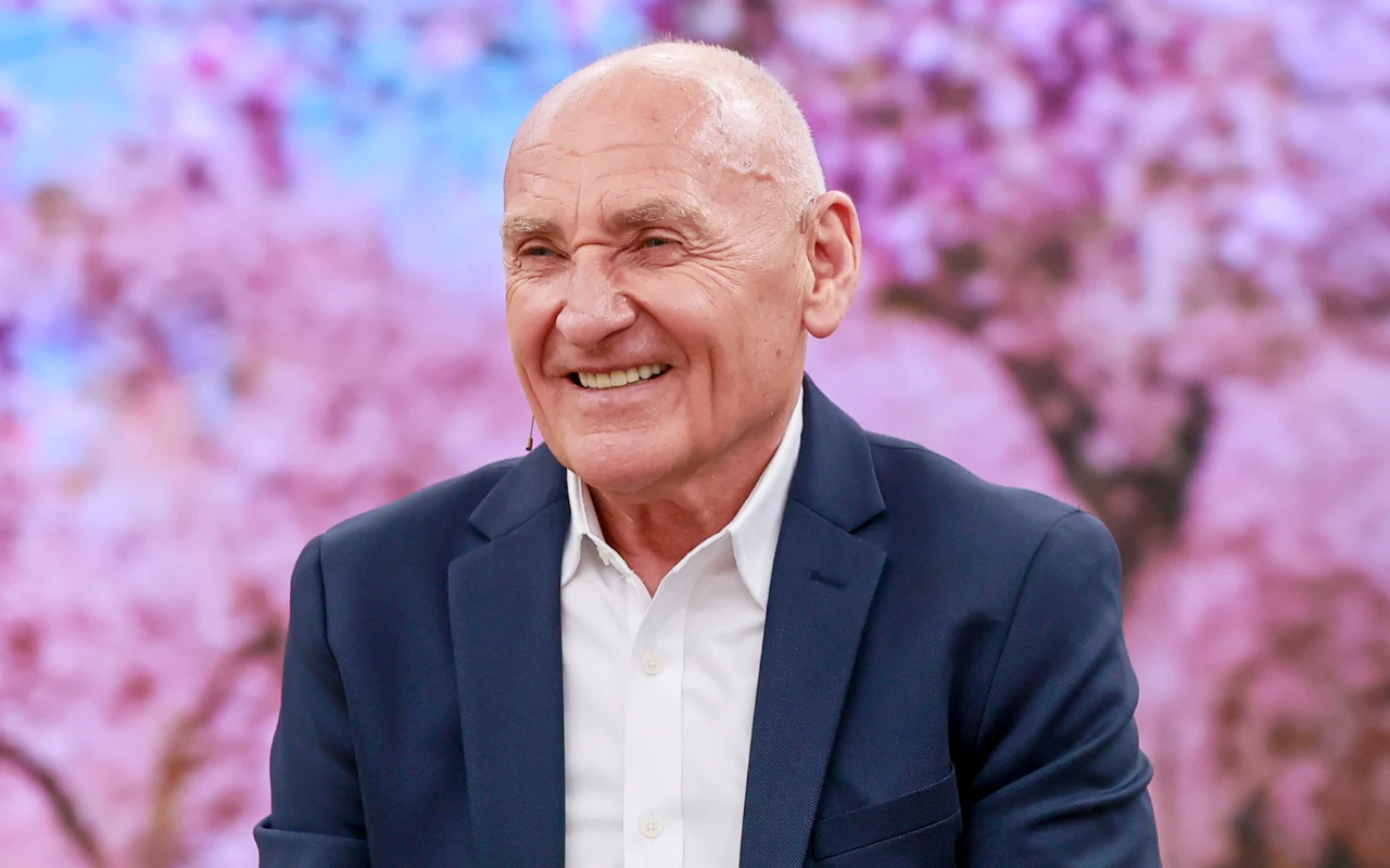 Czesław Lang, wybitny polski kolarz, w "halo tu polsat" Czesław Lang, polski kolarz, w studiu "halo tu polsat". W ciemnej marynarce i jasnej koszuli, na tle kwiatowej ilustracji