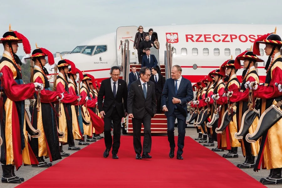 Premier Donald Tusk przyleciał z wizytą do Korei Południowej Premier Donald Tusk schodzi po czerwonym dywanie z rządowego samolotu w Korei Południowej, asysta honorowa po bokach