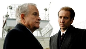 Ian Holm i Nicolas Cage w filmie "Pan życia i śmierci"