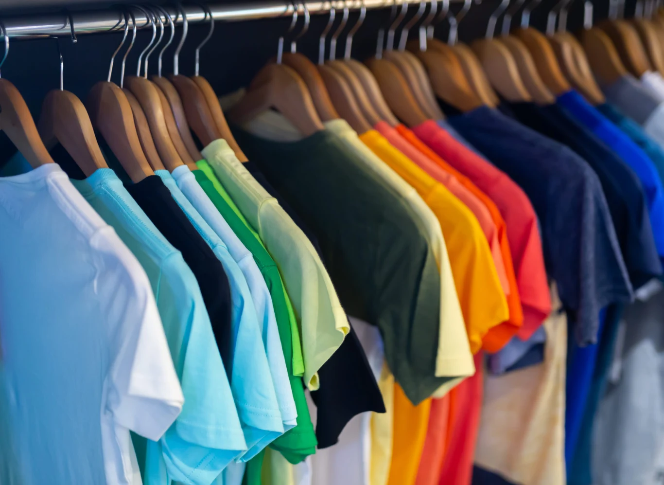 Najwyższe stężenia ołowiu odnotowano w jaskrawych tkaninach, takich jak czerwony i żółty kolor, niezależnie od marki. Szybka moda nie tylko tania, ale i niebezpieczna?