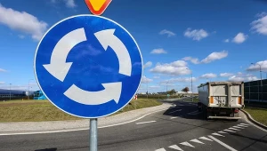 Na rondzie bez znaku A-7 panują inne zasady niż te, do których kierowcy są przyzwyczajeni