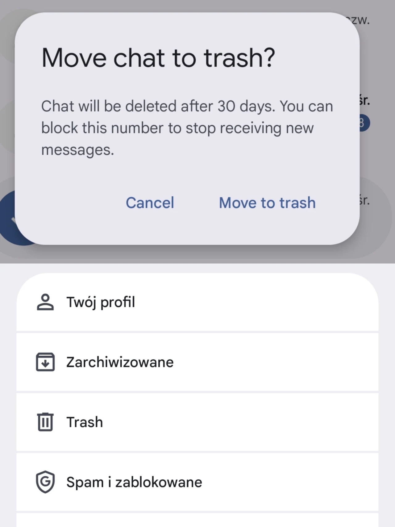 W aplikacji Wiadomości Google można teraz przenosić rozmowy do kosza. Okno dialogowe z pytaniem o przeniesienie czatu do kosza z informacją o usunięciu po 30 dniach oraz opcjami anulowania lub potwierdzenia, poniżej widoczne menu nawigacyjne z opcjami profilu, archiwum, kosza oraz spamu i zablokowanych.