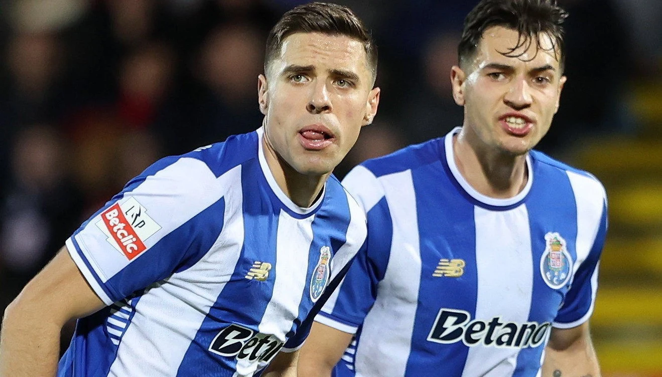Jan Bednarek (z lewej) i Jakub Kiwior, duet stoperów FC Porto Jan Bednarek i Jakub Kiwior, obrońcy FC Porto, w niebiesko-białych strojach na tle stadionu podczas meczu.