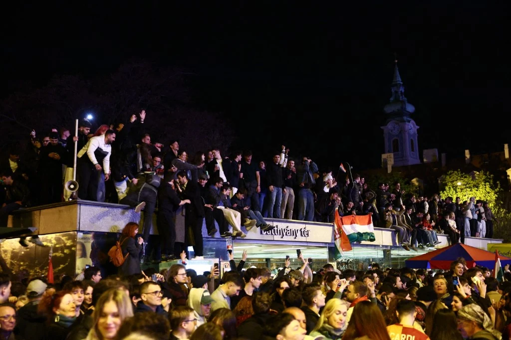 Na ulicach Budapesztu tłum wyborców świętuje zwycięstwo Tiszy Na ulicach Budapesztu tłum wyborców świętuje zwycięstwo Tiszy