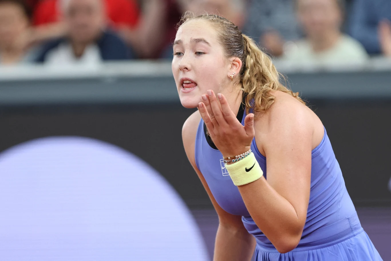 Mirra Andriejewa wygrała turniej WTA 500 w Linzu Mirra Andriejewa w fioletowym stroju gestykuluje dłonią przy ustach na korcie podczas meczu w Linzu