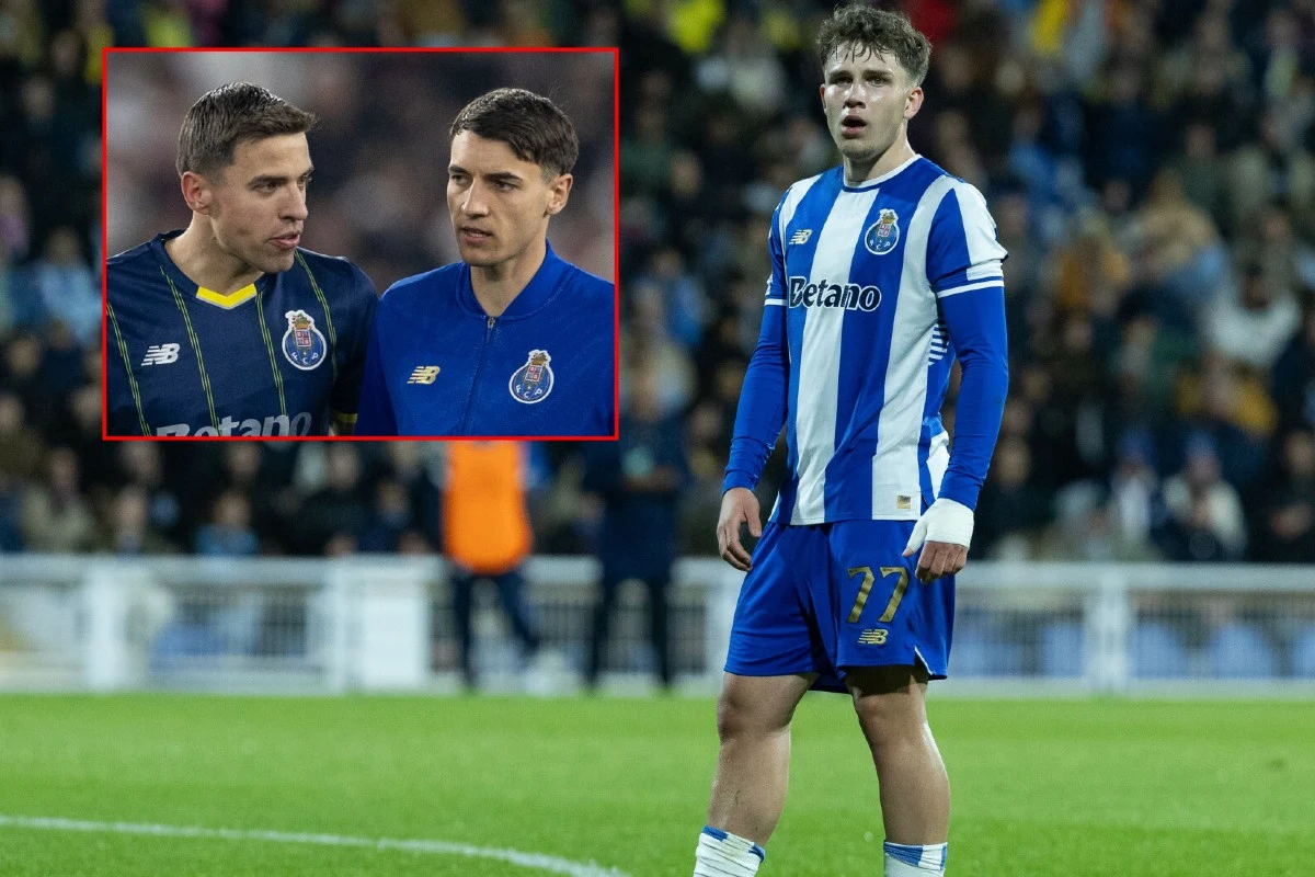 Bednarek, Kiwior, Pietuszewski Piłkarz w niebiesko-białym stroju FC Porto stoi na murawie stadionu z lekko zmartwionym wyrazem twarzy, w tle widoczni są kibice; w górnym lewym rogu umieszczona jest mała ramka z dwoma innymi zawodnikami tej samej drużyny, rozmawiającymi ze sobą w tra...