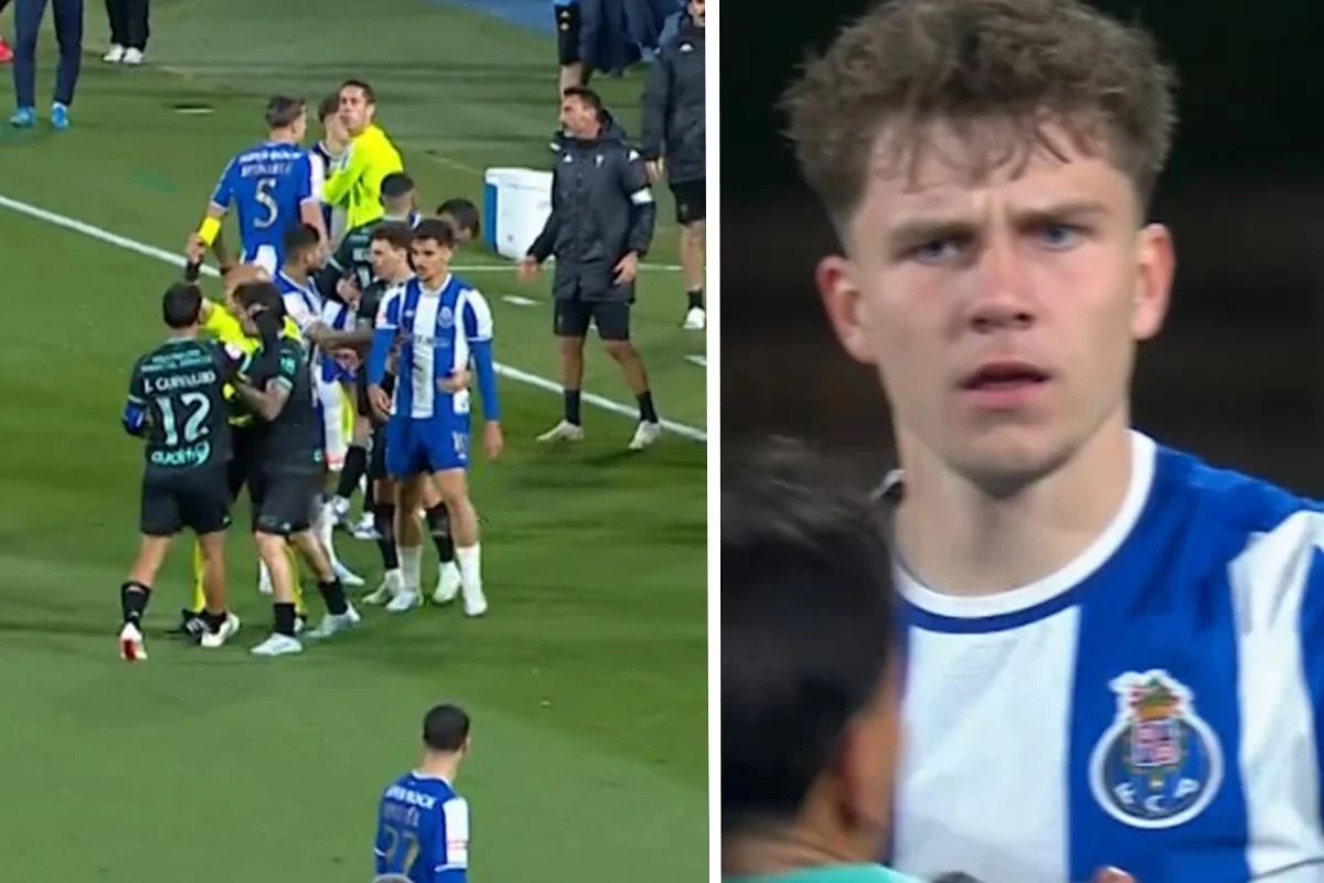 Oskar Pietuszewski Oskar Pietuszewski na boisku w stroju FC Porto, obok piłkarze Estoril w czarnych koszulkach podczas meczu.
