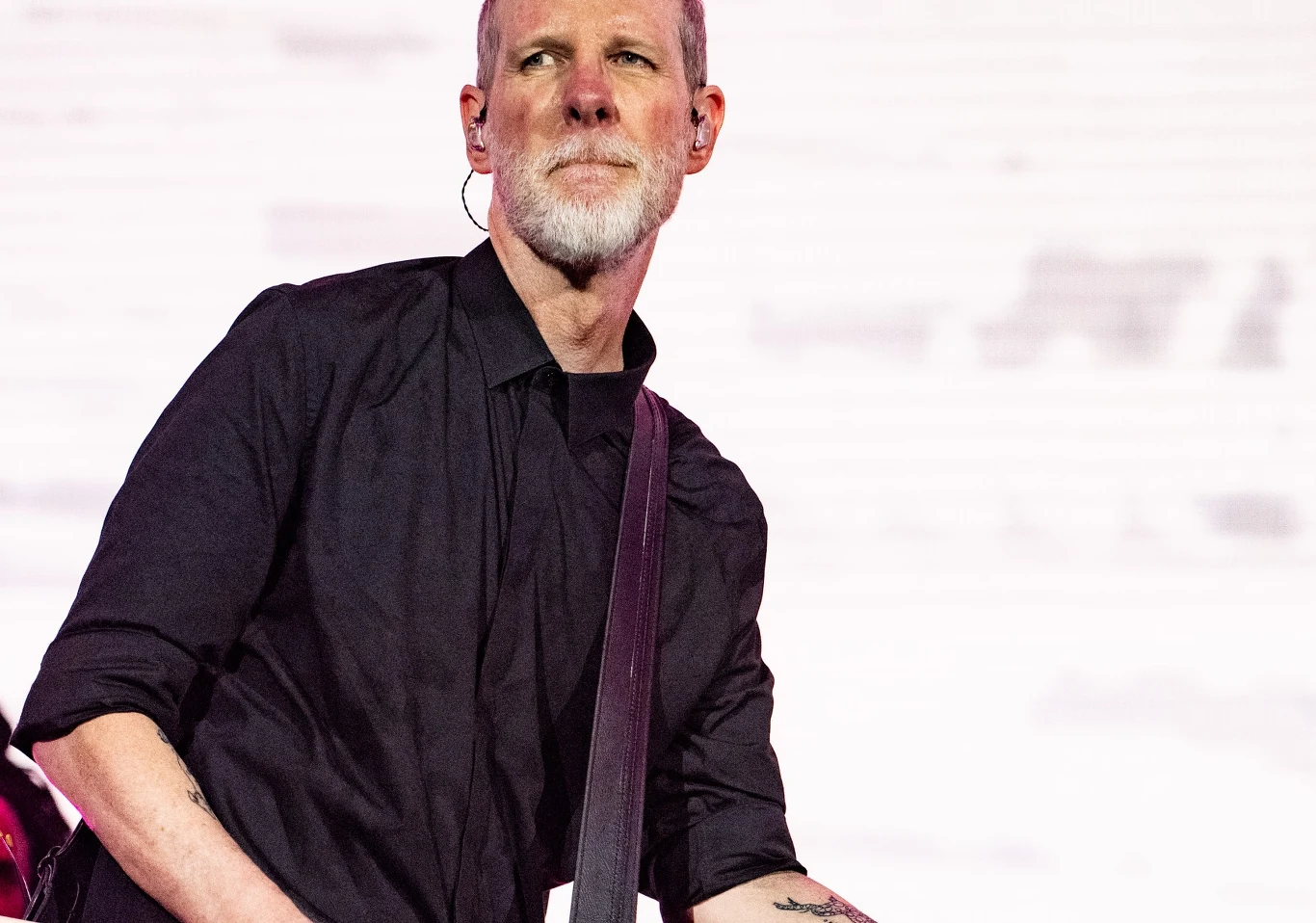 Tom Dumont wyznał, że choruje na Parkinsona Tom Dumont na scenie gra na gitarze. Jest ubrany w czarną koszulę, ma neutralny wyraz twarzy