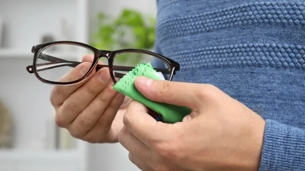 Jak wyczyścić okulary domowy sposobem? Są lepsze triki od używania chusteczek
