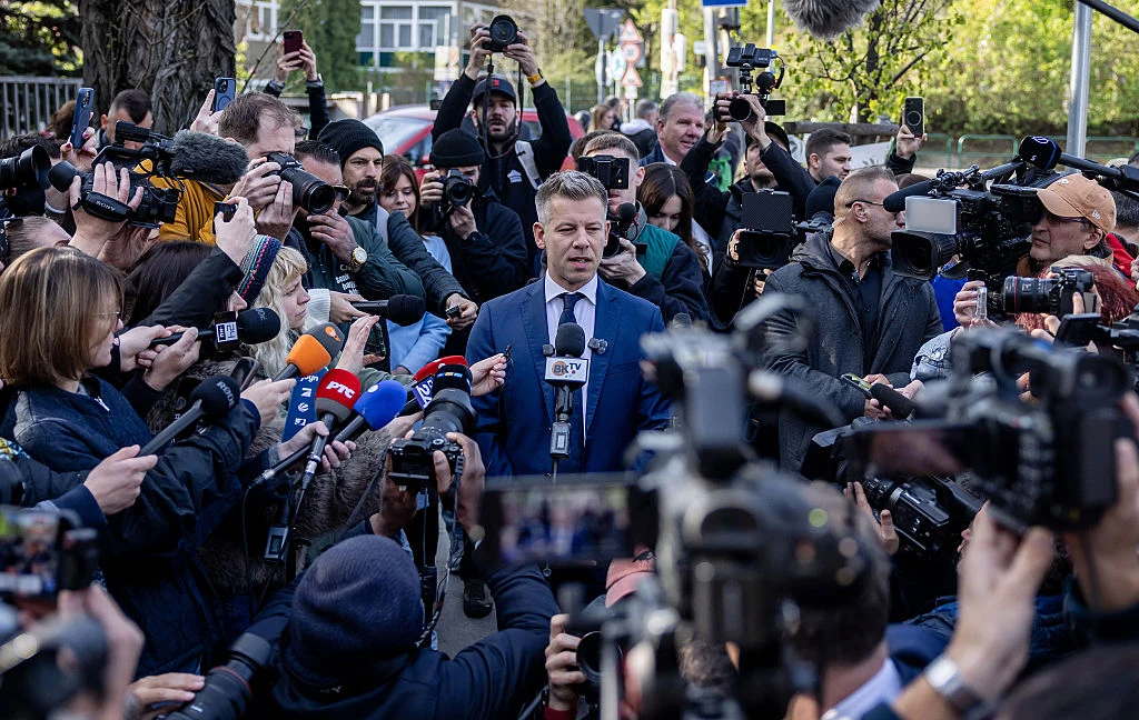 Péter Magyar w otoczeniu dziennikarzy w wyborczą niedzielę Péter Magyar w otoczeniu dziennikarzy, mikrofonów i kamer w wyborczą niedzielę