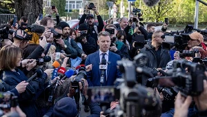 Péter Magyar w otoczeniu dziennikarzy w wyborczą niedzielę