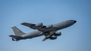 Amerykański tankowiec podniebny KC-135 zauważony w Anglii z uszkodzeniami po walkach na Bliskim Wschodzie
