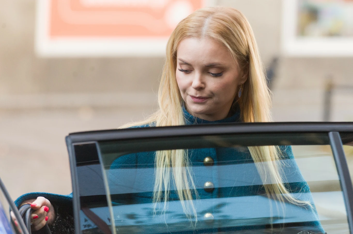 Iza Miko Izabella Miko w niebieskim płaszczu