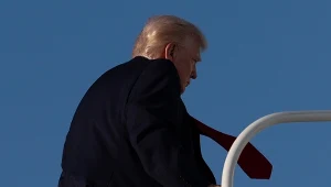 Donald Trump zmaga się z kryzysem - militarnym, energetycznym, wizerunkowym. Widać to w sondażach poparcia.