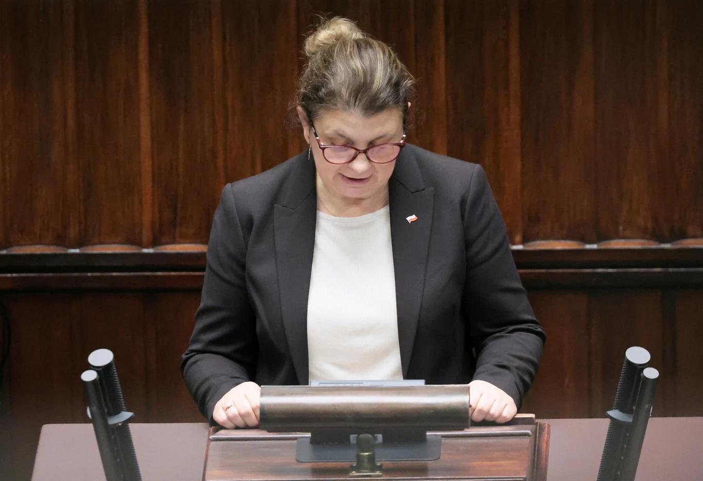 Posłanka PiS Wioletta Maria Kulpa Posłanka PiS Wioletta Maria Kulpa w okularach przy mównicy w sali obrad, podczas wystąpienia