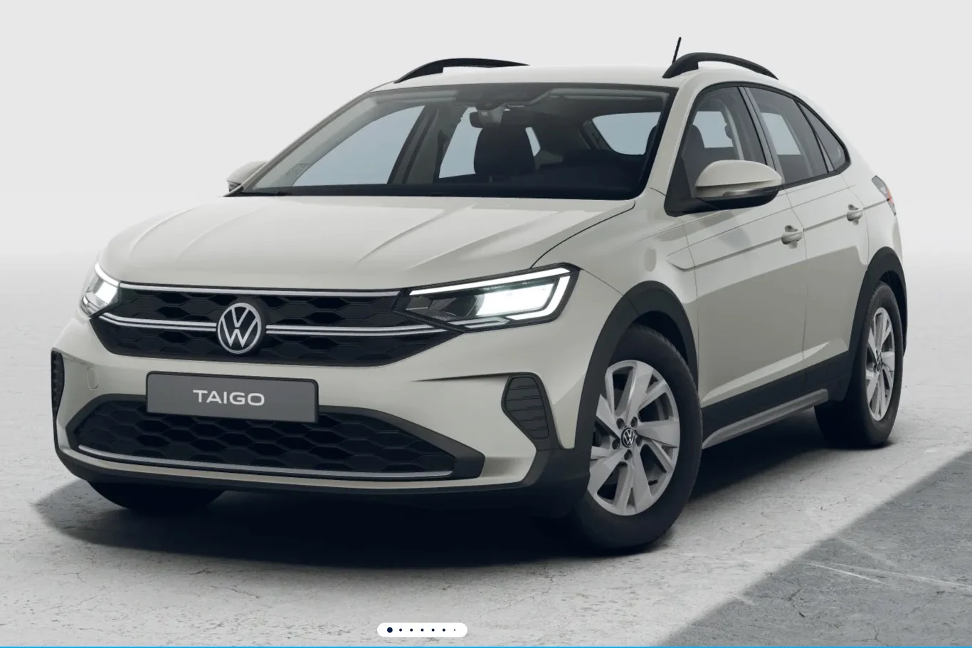 biały SUV Volkswagen Taigo z charakterystycznym przednim grillem i nowoczesnymi reflektorami LED, widoczny z przodu po lewej stronie, z ciemnymi elementami wykończenia i srebrnymi felgami