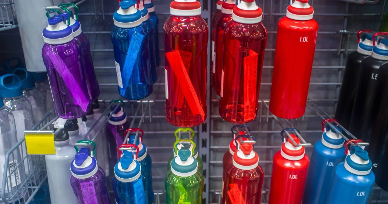 Bidony i kubki w Dealz już od 3 zł! Zostały tylko 2 dni – hit na wiosenne spacery Kolorowe bidony i kubki z plastiku na metalowych półkach w Dealz, ceny od 3 zł, różne pojemności i kolory.