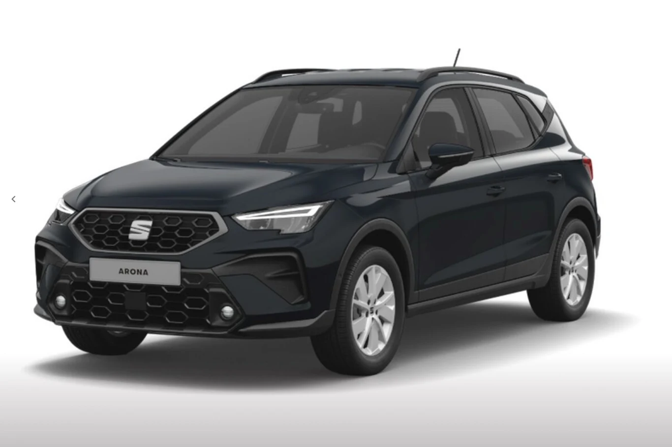 Czarny samochód typu SUV marki SEAT Arona z charakterystycznym sześciokątnym grillem, reflektorami LED i srebrnymi felgami, sfotografowany od przodu po skosie na białym tle.