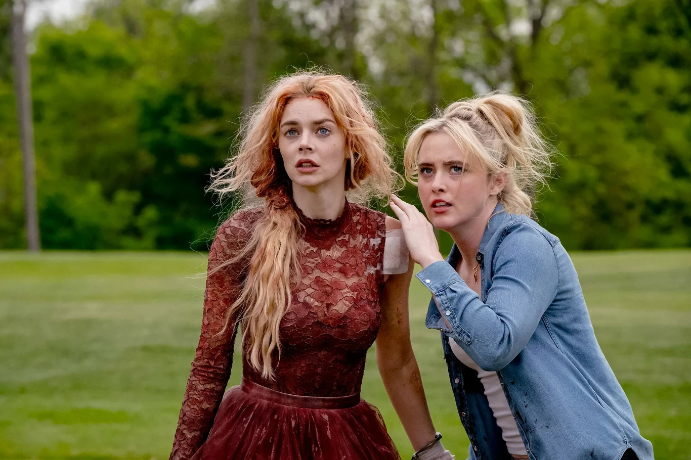 Samara Weaving i Kathryn Newton w filmie "Zabawa w pochowanego 2"