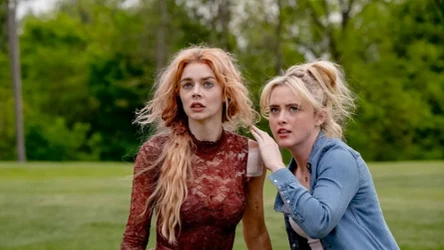 Samara Weaving i Kathryn Newton w filmie "Zabawa w pochowanego 2"