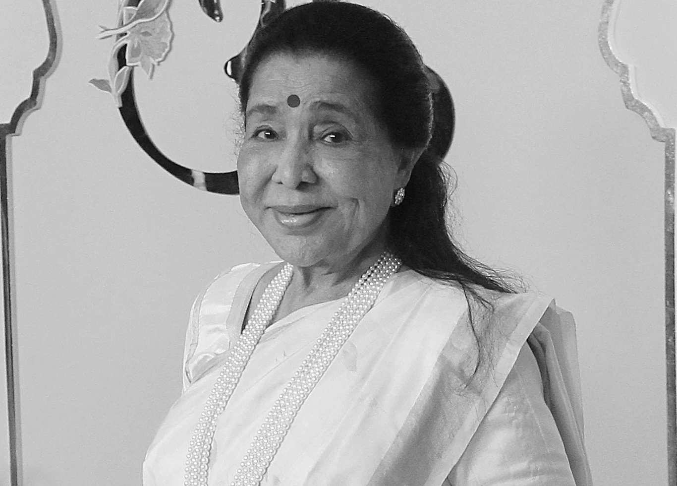 Asha Bhosle w Mumbaju - 12 lipca 2024 r. Asha Bhosle w Mumbaju 12 lipca 2024, w tradycyjnym stroju indyjskim, z perłowym naszyjnikiem i bindi.