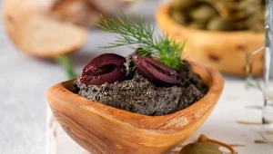 Śródziemnomorska pasta z czarnych oliwek. Idealnie pasuje do pieczywa 