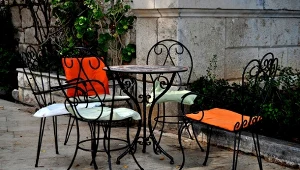 Wybór odpowiedniego stolika kawowego to znacznie więcej niż tylko decyzja estetyczna