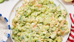 Aksamitna sałatka z łososiem i awokado