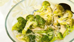 Sos na bazie mozarelli i sera cheddar doskonale komponuje się ze smakiem brokułów 