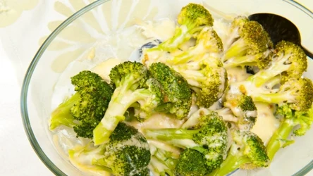 Sos na bazie mozarelli i sera cheddar doskonale komponuje się ze smakiem brokułów 