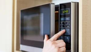 Nie wyrzucam już skórek z pomarańczy. Wkładam je do mikrofalówki i czekam