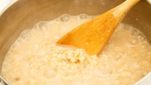 Sycąca owsianka z owocami i orzechami. Zrobisz ją błyskawicznie