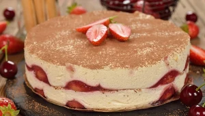 Skyrowiec z truskawkami to lekkie ciasto