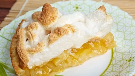 Szarlotka z lekką bezą i kwaskowymi jabłkami idealna na podwieczorek