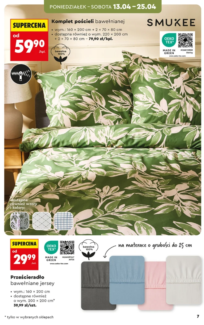 Komplet pościeli bawełnianej z zielonym roślinnym wzorem dominujący na łóżku, uzupełniony o dopasowane poduszki, obok znajduje się wybór czterech kolorowych prześcieradeł jerseyowych na materace do 25 cm grubości oraz informacje o cenach promocyjnych i...