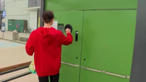 15-letni Wiktor z Krakowa sprzątał miejskie trawniki i chodniki z butelek. Tak zarobił prawie 1700 zł