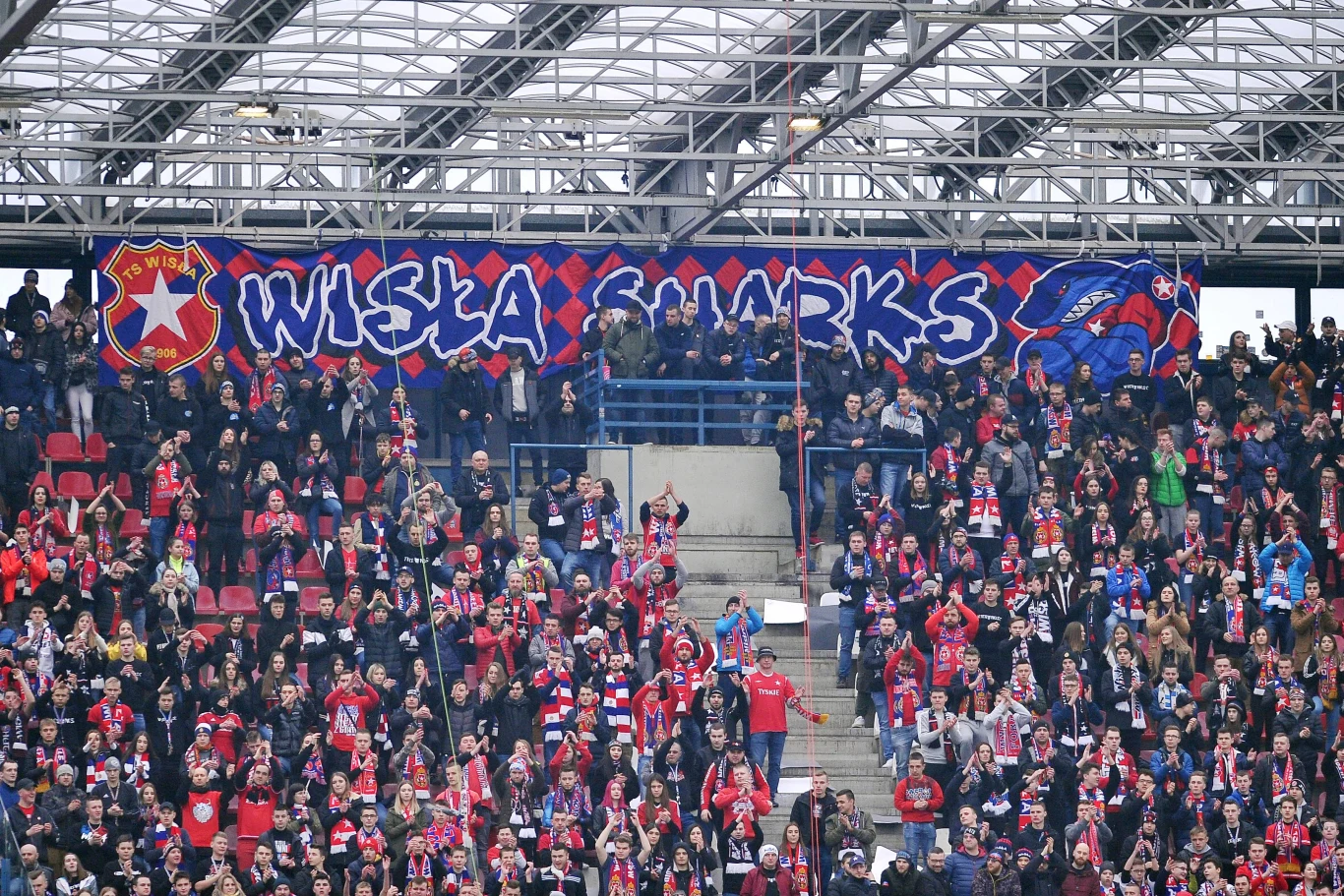 Członkowie bojówki "Sharks" budzili postrach nie tylko w Krakowie i najbliższych okolicach tłum kibiców ubranych w czerwone barwy drużyny, unoszących szaliki w geście wsparcia, na trybunach stadionu z dużym transparentem 'WISŁA SHARKS' ozdobionym klubowym herbem i rekinem