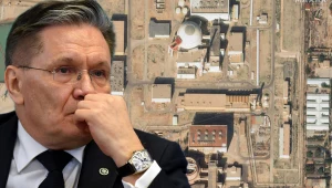 Szef Rosatomu Aleksiej Lichaczow. W tle reaktory w Buszehr