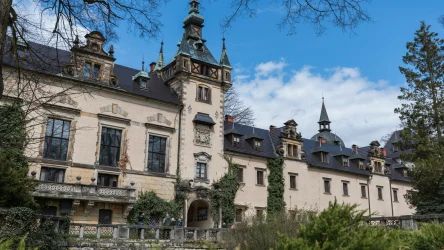 Zamek Kliczków to miejsce łączące przeszłość z nowoczesnością. Warto tam spędzić długi weekend majowy.