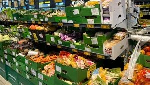 Ceny warzyw spadają jak szalone. Gang Świeżaków w Biedronce robi prawdziwe porządki na półkach