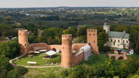 Majówka 2026 może upłynąć w średniowiecznych klimatach. Na zamku w Czersku turyści mogą liczyć na wiele atrakcji dla całej rodziny.