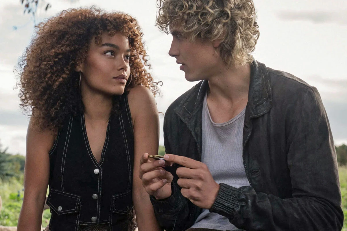 Whitney Peak i Joseph Zada w scenie z filmu "Igrzyska śmierci: Wschód słońca w dniu dożynek"