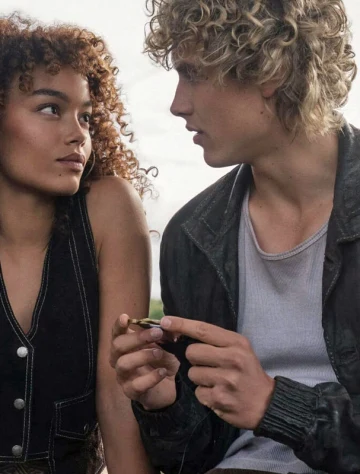 Whitney Peak i Joseph Zada w scenie z filmu "Igrzyska śmierci: Wschód słońca w dniu dożynek"